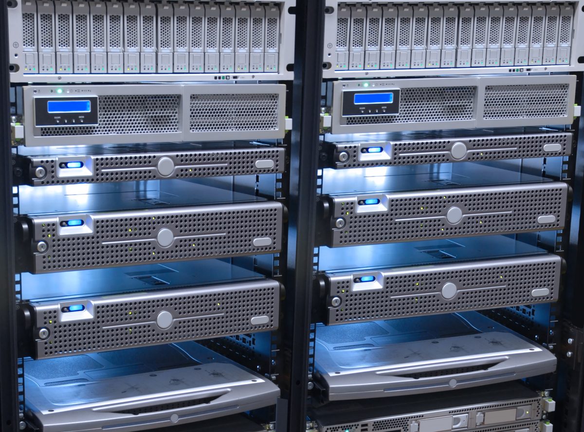 Två serverrack med rackmonterade servrar och lagringsenheter i en serverhall