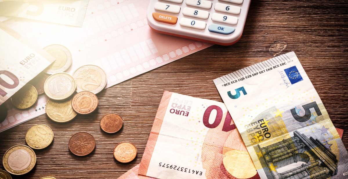 Pris i Euro - Eurosedlar och mynt vid kalkylator