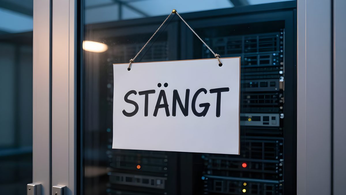 Stängt-skylt på glasdörr till serverhall med släckta serverrack bakom