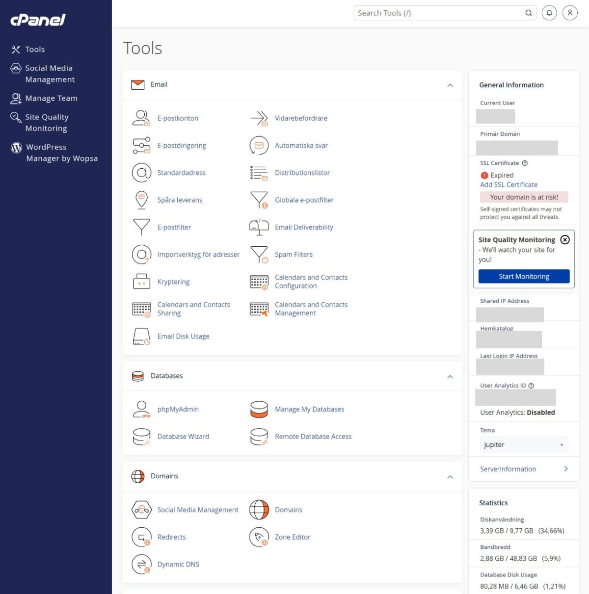 Wopsas cPanel-kontrollpanel med jupiter-tema, sett från vårt eget konto, med verktyg för e-post, databaser och domäner samt en statistikruta för disk- och bandbreddsanvändning.