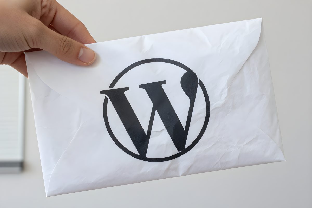 Hand som lätt knycklar ihop ett vitt kuvert med den stora WordPress-loggan, en bild av WordPress-mejl som avvisas och hamnar i skräpposten