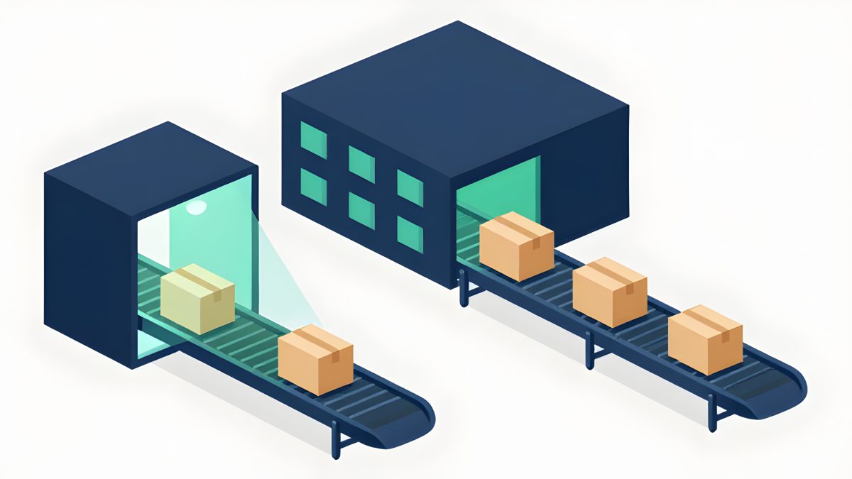Illustration av två parallella transportband som leder paket in i en byggnad. Det ena bandet passerar genom en upplyst granskningsstation med ett paket som stannar för kontroll, medan det andra bandet går rakt förbi utan kontroll in i samma byggnad.