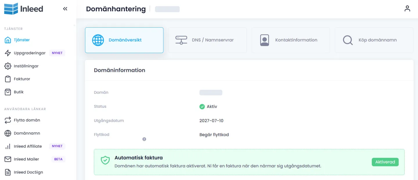 Inleeds domänhantering med fliken Domänöversikt öppen. Under Domäninformation står status, utgångsdatum och raden Flyttkod med länken Begär flyttkod. Domännamnet är maskerat.